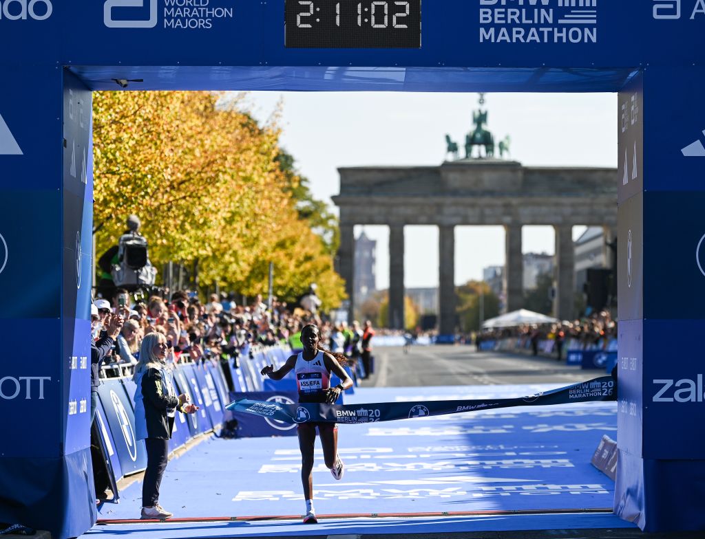 柏林马拉松:阿塞法破女子赛会纪录 阿多拉夺男子冠军